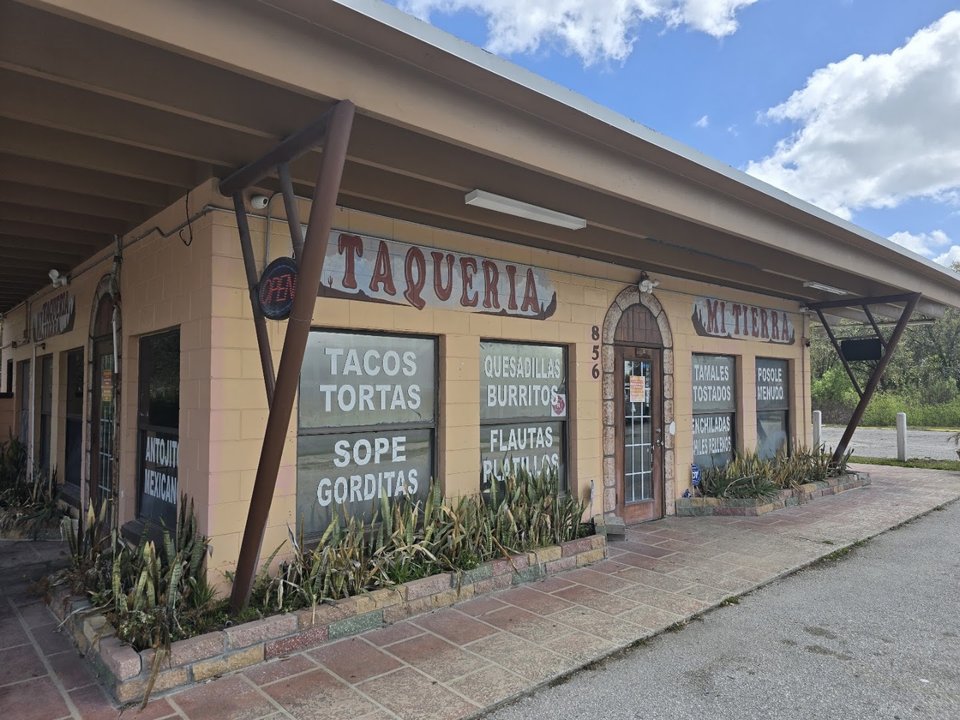 Mí Tierra Mexican Food storefront in Mascotte, Florida.